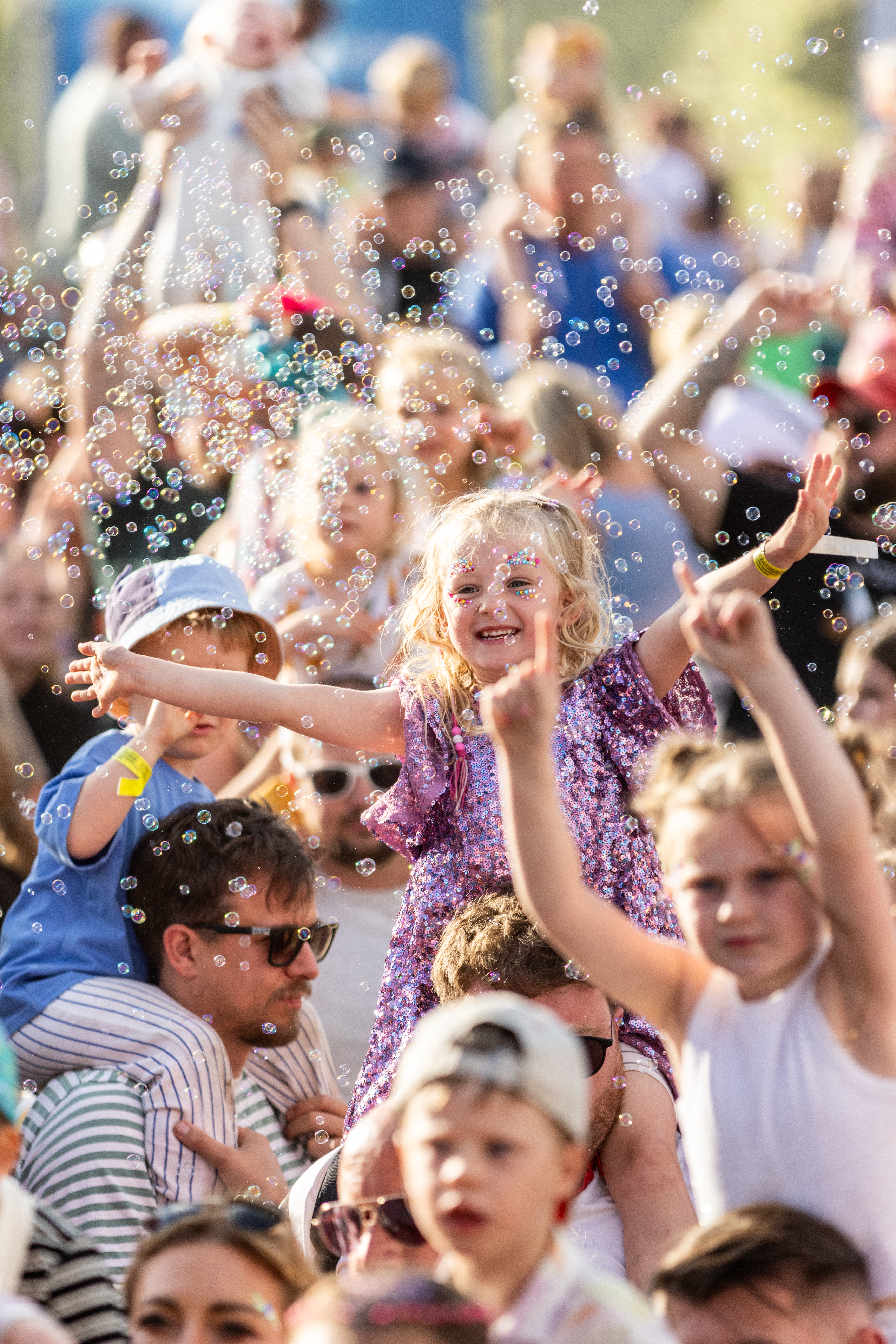 Kids enjoying Gloworm  (2) (2)-133119.jpg