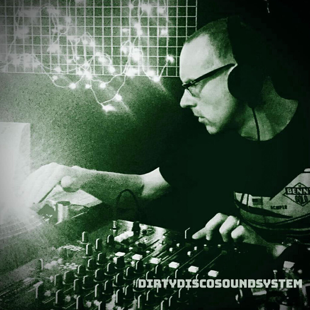 7060b8656f7a3dc9_Live_DJ_Social_–_Dirty_Disco_Sound_System.jpg