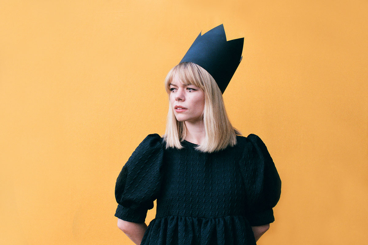 007c59f4c2a1dc39_Folkroom_Presents__Chloe_Foy.jpg
