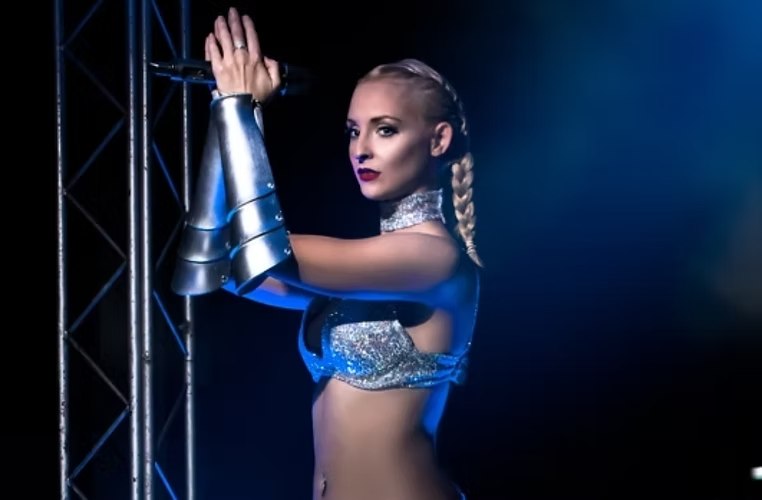 kylie on show-165229.jpg